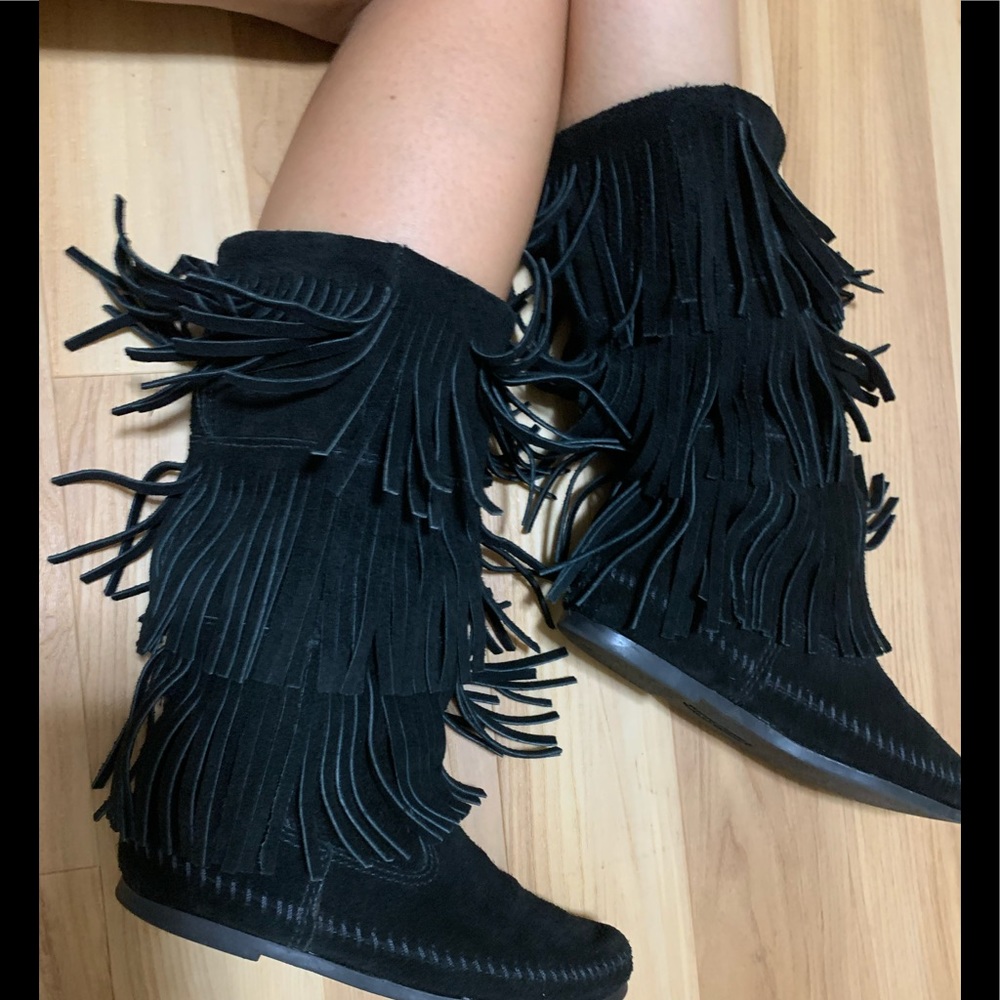 Minnetonka black fringe boots size 6